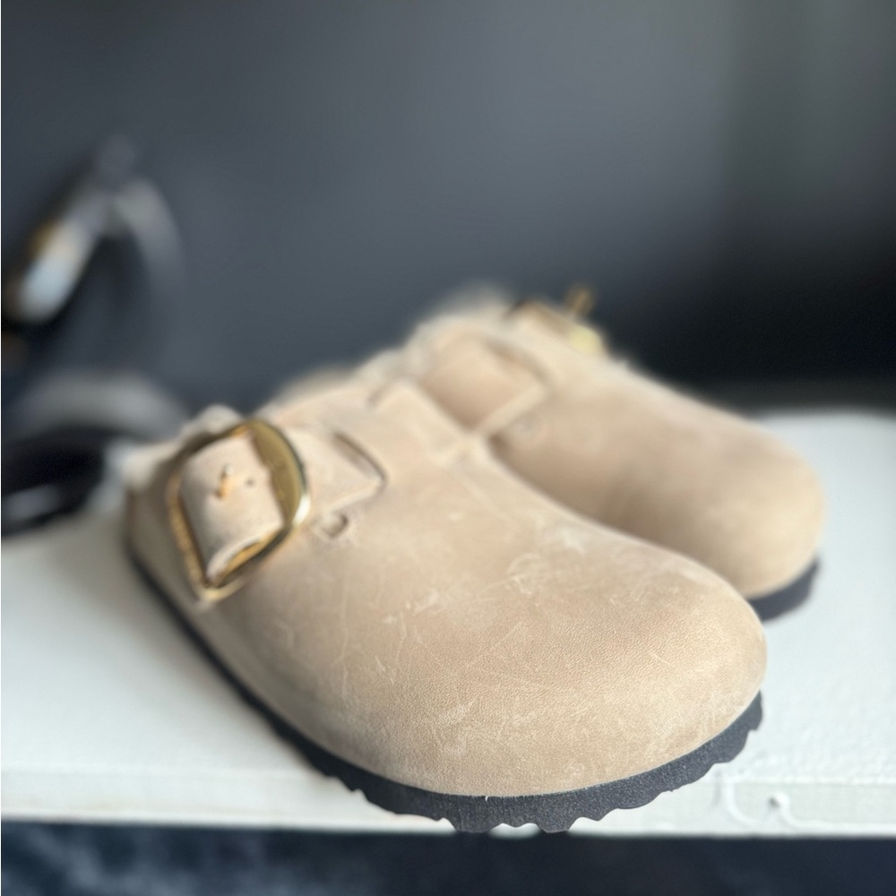 Birkenstock Big Buckle Genuine Shearling
Lined Clog (Women) Size 6 EU37 - Picture 4 of 7